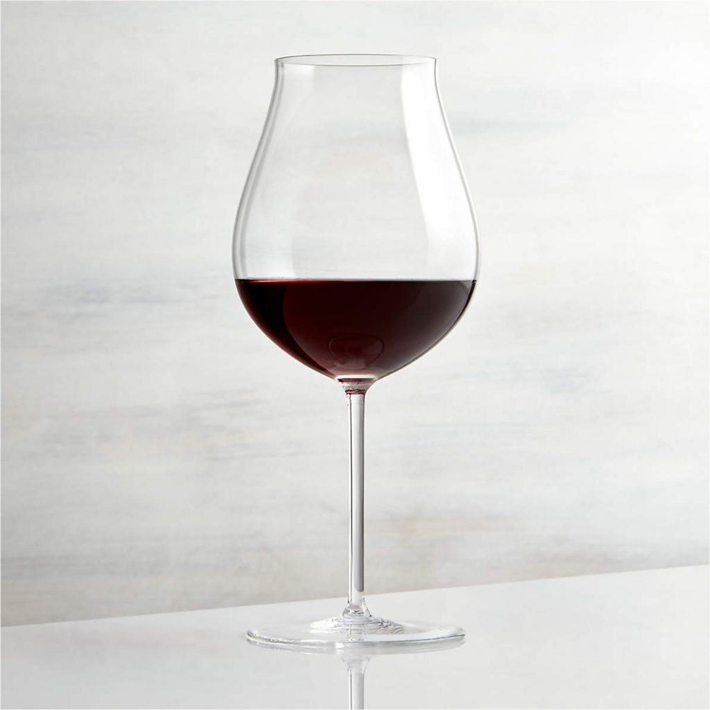 vineyard-pinot-noir-wine-glass